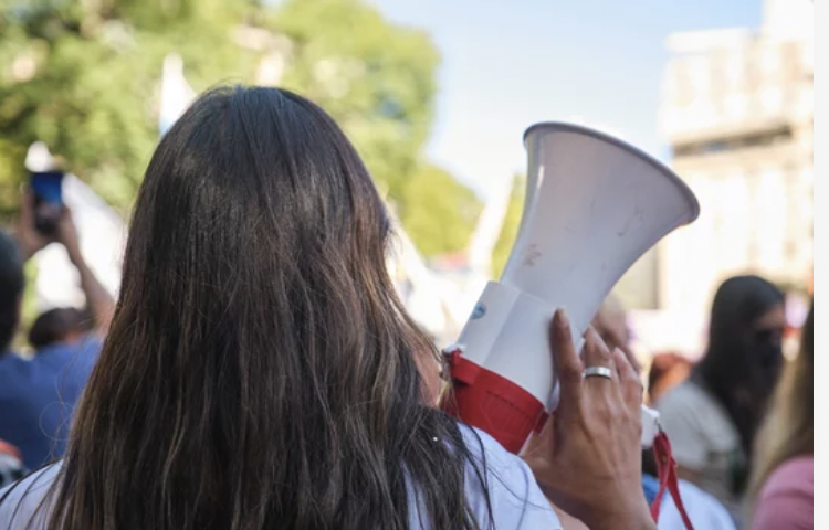 LAUSDの労組６万人がスト突入　交渉進展せず、１，０００校超が休校（3/21）