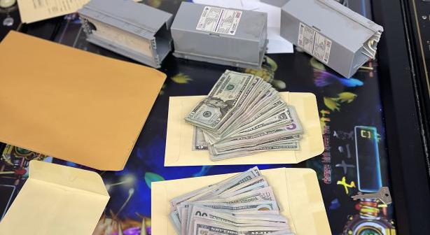 大規模な違法ギャンブル取り締まりで９人が逮捕、ゲーム機55台や薬物、現金が押収　ポモナ（4/20）