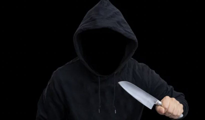 白昼のロングビーチで通り魔？　無差別に人が刺される　容疑者の男に警察が発砲（5/30）