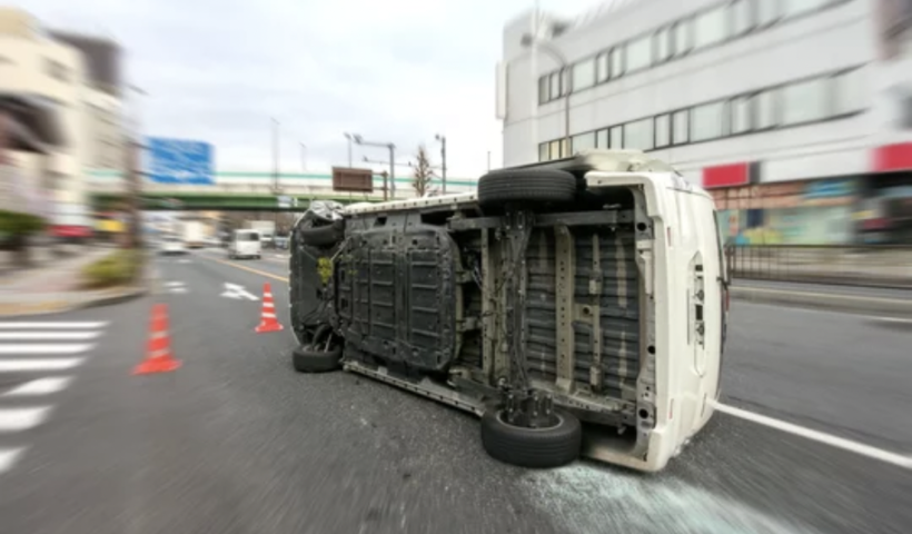 １１０ＦＷＹで２人死亡　車が横転、シートベルト非着用か（4/6）