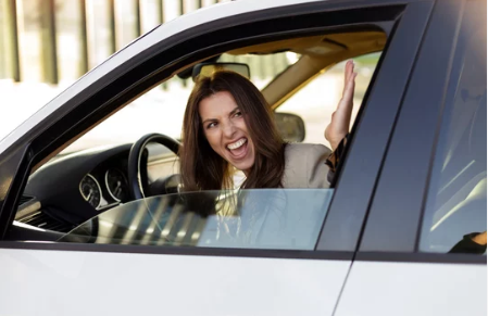 激しく叫ぶ、車を殴る、液体を浴びせる・・・In-N-Out Burgeで客同士が言い争い、シェリフが出動する騒ぎ（4/24）