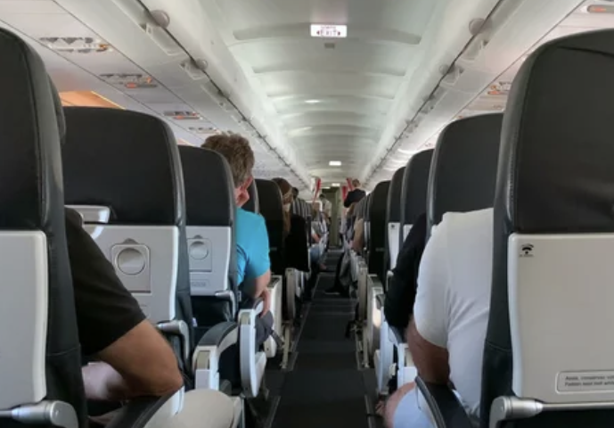 機内で寝ている女性の体を触った男に2年の禁固刑　性犯罪者としての登録も　（10/6）