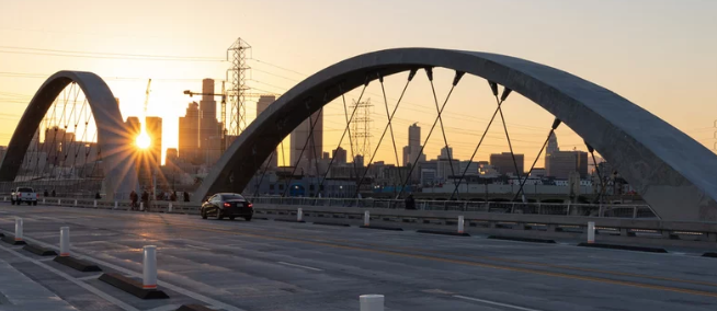 「6th Street Bridge」で17歳少年が転落死　ソーシャルメディア投稿用のスタント中に事故（5/25）