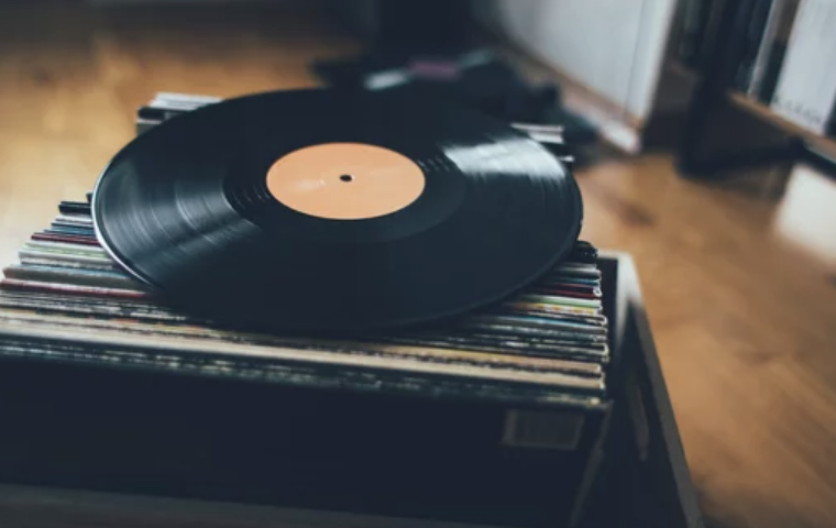 レコード人気が再燃、８０年代以降初めてＣＤの売上を上回る（5/18）