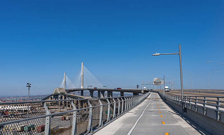 ロングビーチ橋に自転車歩行者専用レーン開通　海上８メートルで広大な眺め（5/19）
