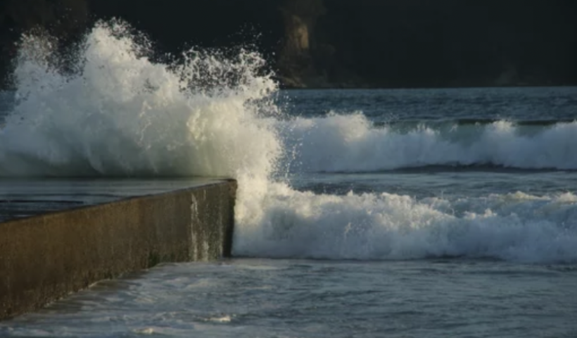 シールビーチで歩道や駐車場が浸水　満潮時は波の高さも危険なレベルに　木曜日まで警告発令（5/18）