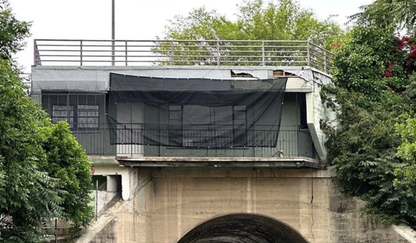 排水路上のユニークな家、希望価格を18万ドル上回る43万ドルで落札　アルハンブラ（7/5）