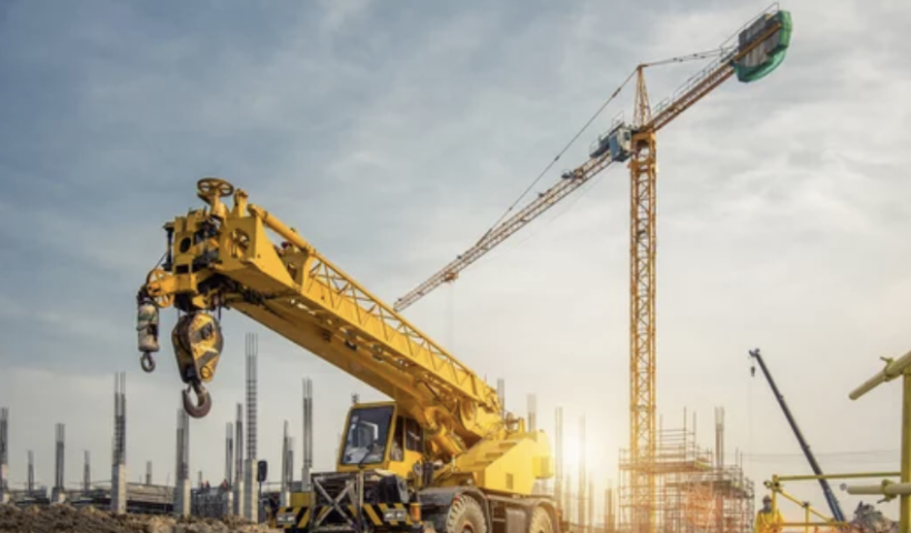 問題となっていた広告塔　解体中に作業員がクレーンから転落　サンペドロ（7/19）