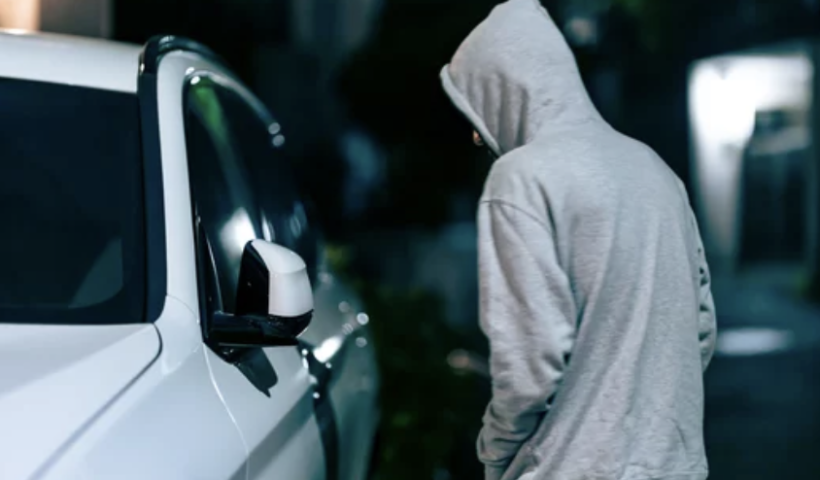 13歳の少年が盗難車を暴走、ロス市警の白バイ隊員と他の車両に衝突（7/14）