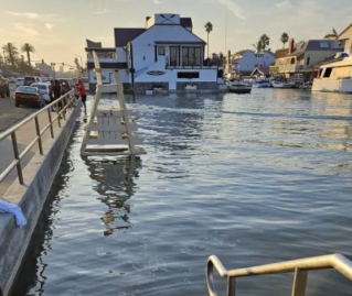 オレンジ郡に大潮　沿岸部の一部で洪水が発生（8/3）