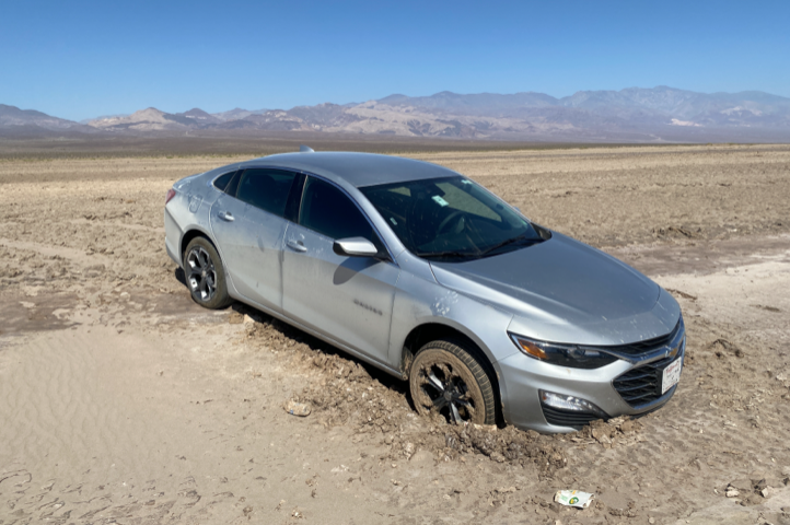 デスバレーで道に迷い、泥のぬかるみにはまった2人の男性が生還　NPSが「オフロード運転はしないで」と警告（8/3）