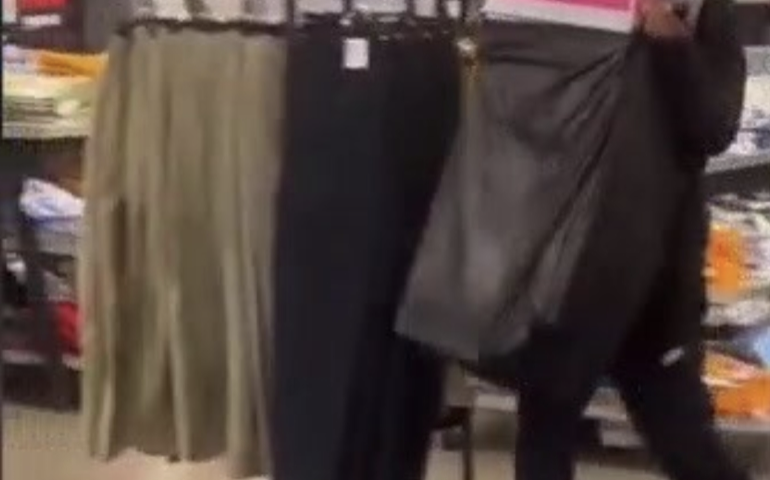 イースト・ロサンゼルスのナイキ店舗を襲う窃盗団の姿がカメラに（8/14）