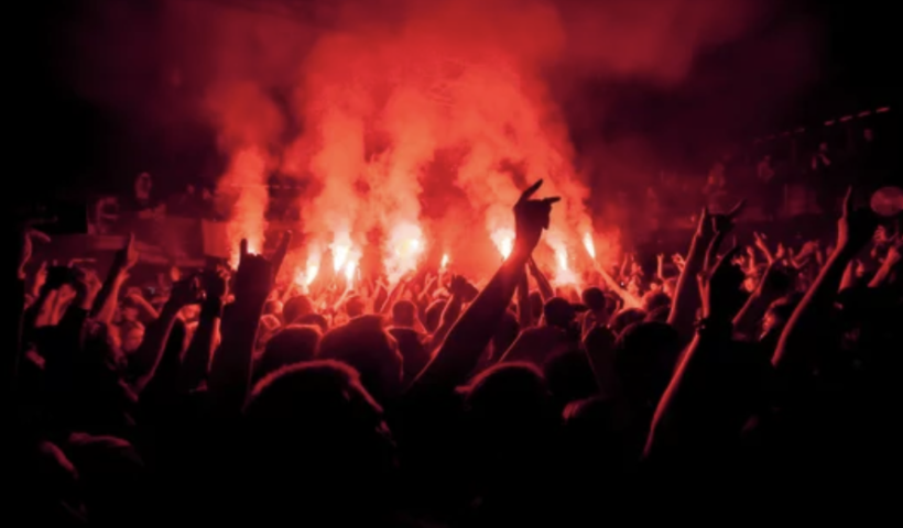 公演中にアーティストに向かって物を投げる行為が続出。ハリー・スタイルズは目を負傷（8/14）