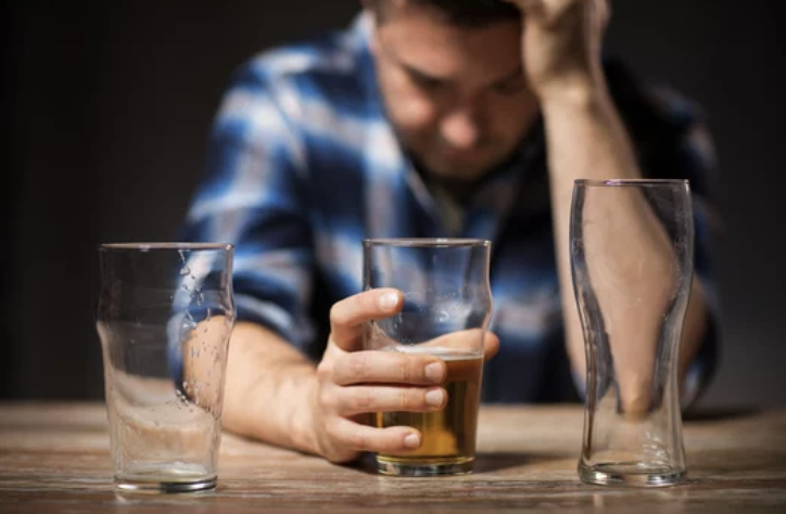 トム・ホランド、アルコール依存を克服（8/15）