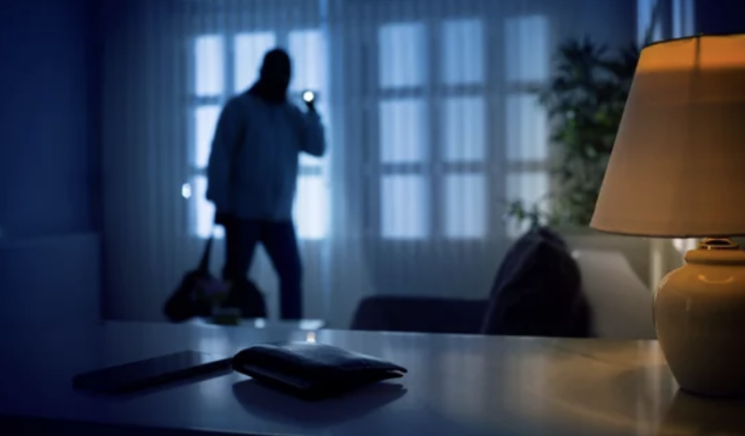 ローランドハイツの住宅に侵入した女2人　多数の物品盗み逃走中（9/13）