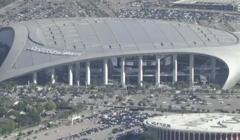 SoFiスタジアムでダウニー2校の高校フットボール対抗戦を開催（9/27）