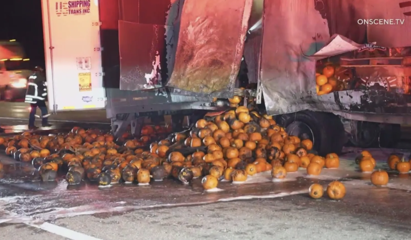 何百もの焼け焦げたカボチャが道路に散乱　カボチャを満載したトラックが５FWYで炎上（10/25）