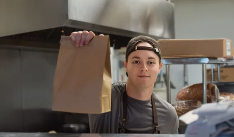 ニューサム知事　ファストフード最低賃金、時給２０ドルへ（10/3）