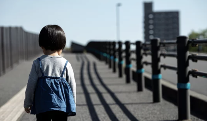 ２歳児が早朝に路上をさまよい保護　ウェストレイク（10/10）