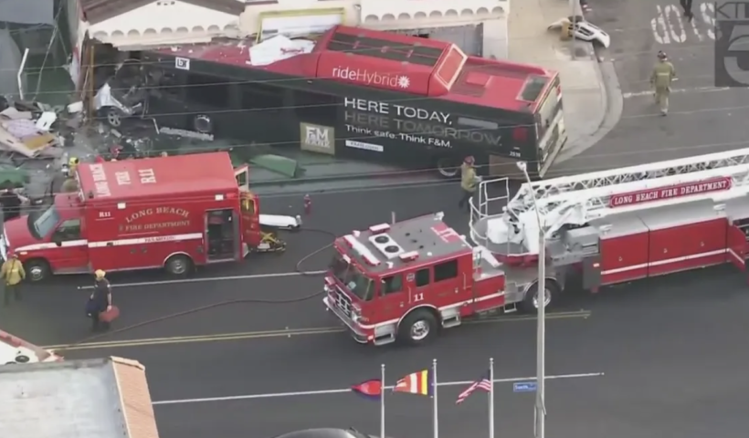 ロングビーチで公共交通機関のバスがレストランに衝突、少なくとも14人が負傷（11/9）