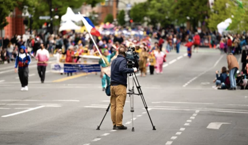 ワールドシリーズ優勝のリトル・リーグ選手ら、元旦のローズ・パレードで山車に乗る（11/7）