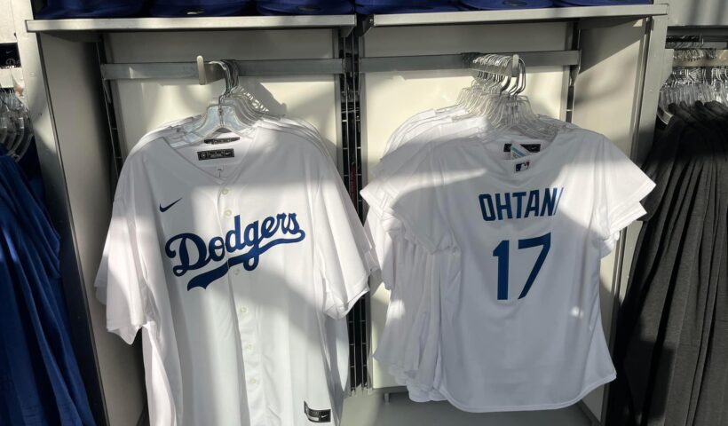 大谷選手背番号「１７」のジャージ　ドジャースタジアムのギフトショップで販売（12/15）