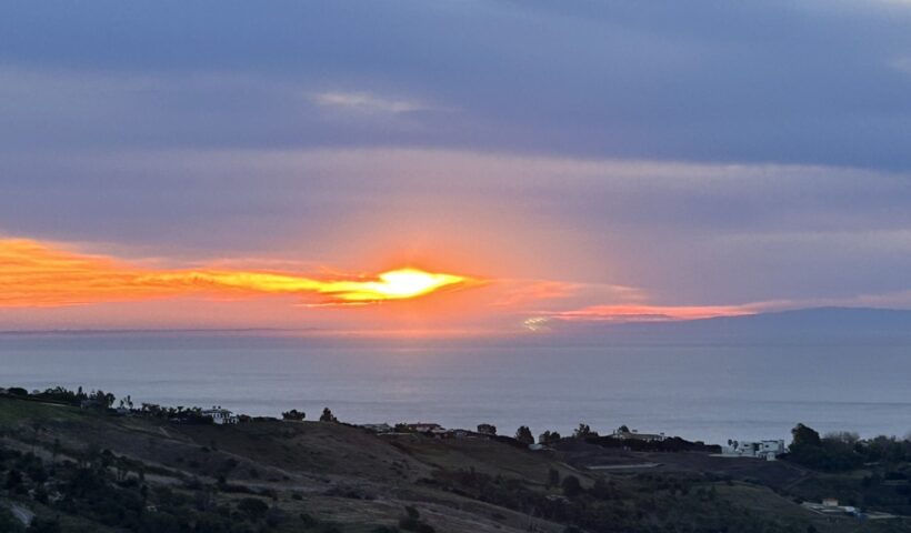 ロサンゼルス　2024年の初日の出は午前６時31分　マリブやグリフィスパークに人々が集まる（1/2）