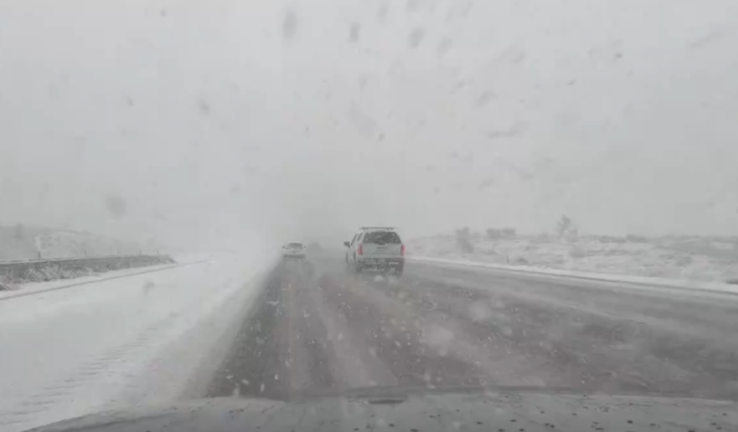 15FWYで異例の大雪　ラスベガスからロサンゼルス間でホワイトアウトのような暴風雪（1/4）