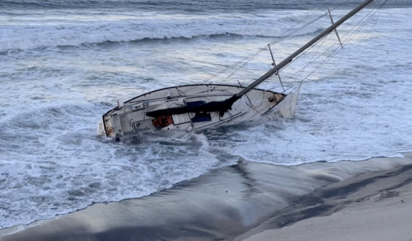 ドックワイラー・ステート・ビーチで35フィートのボートが遺棄　当局が所有者を捜索（1/8）