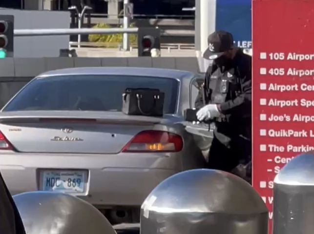 ロサンゼルス国際空港で無人のバッグから不審物が発見　一時避難勧告（1/8）