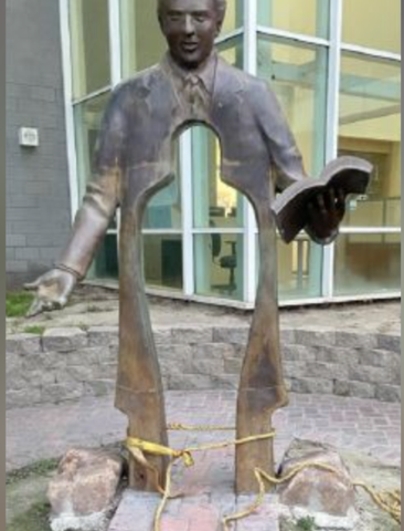 リンウッド高校から銅像が盗まれる（1/26）