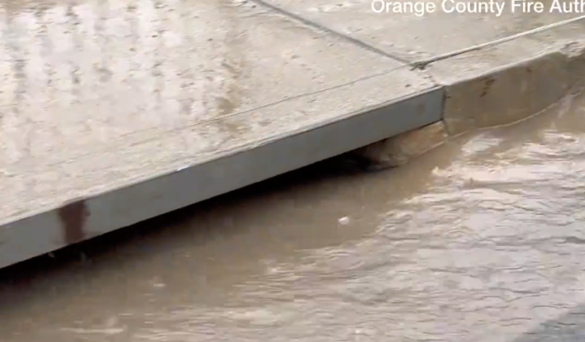コスタメサの氾濫水路から男性を救出　オレンジ郡、大雨で水浸しに（2/1）