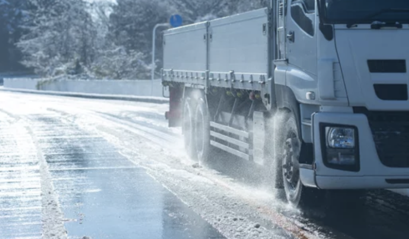 アマゾンの配達トラックが泥道で立ち往生　下方の家に落下の恐れ（2/6）