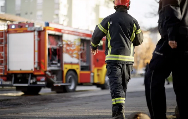 巨大な陥没穴に女性が転落　雨の影響か、消防隊員が救出作業（2/8）