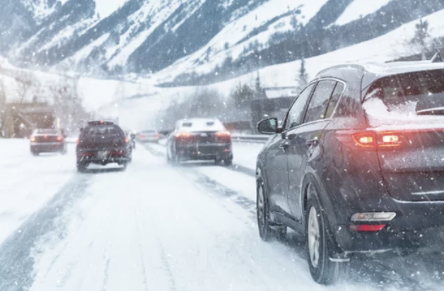 積雪　週末のスーパーボウル観戦のためラスベガスへ向かうにはチェーン着用を　CHP（2/9）