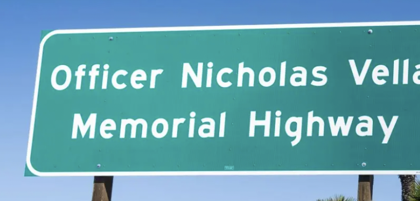 殉職したハンティントンビーチの警察たたえ、ハイウェイに命名　標識設置で除幕式（3/8）