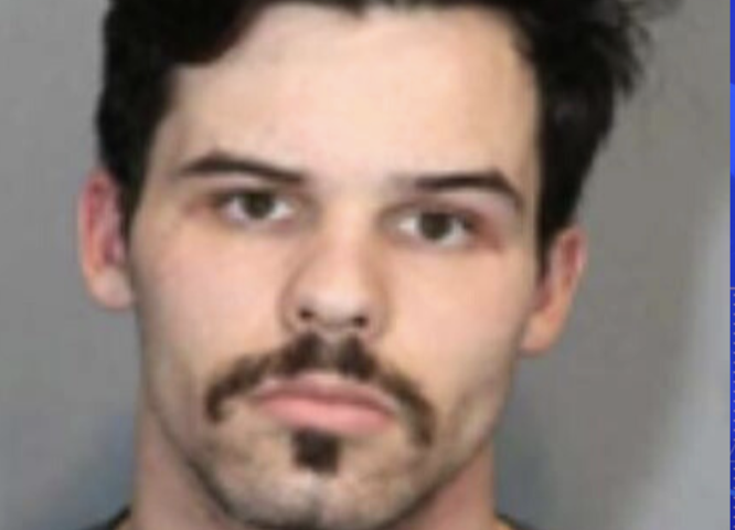 母親殺し、矯正官への暴行など重罪犯　オレンジ郡の中間保護施設から逃走中（3/22）