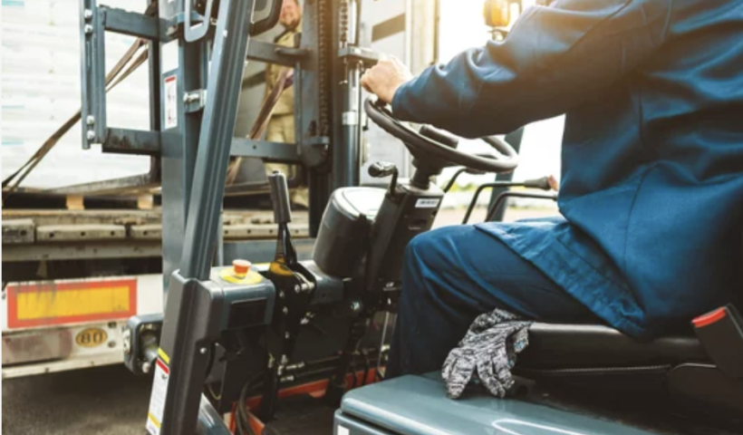 LA港でフォークリフトの下敷きになった作業員が死亡（3/18）