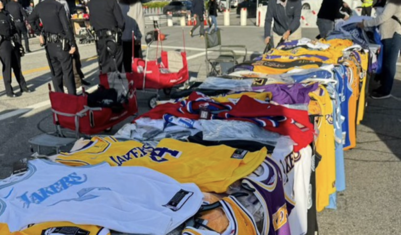 ダウンタウンLAの業者から偽レイカーズウェア14万ドル分を押収（4/8）