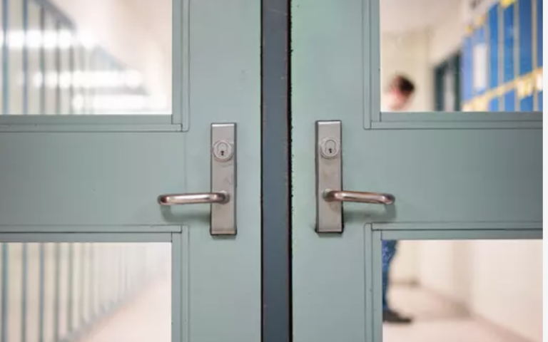 セリトスのホイットニー高校でロックダウン　安全確保で解除（4/10）