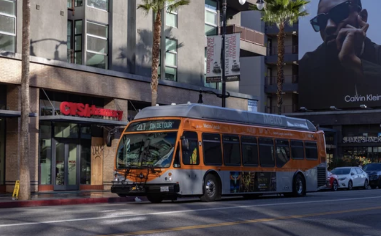 LAメトロの試験プログラムで、過去最高の駐車違反切符発行　バスレーン違反の数千人に罰金（5/9）