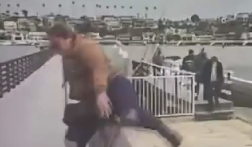 移民を乗せた密航船がニューポートビーチに停泊（5/3）