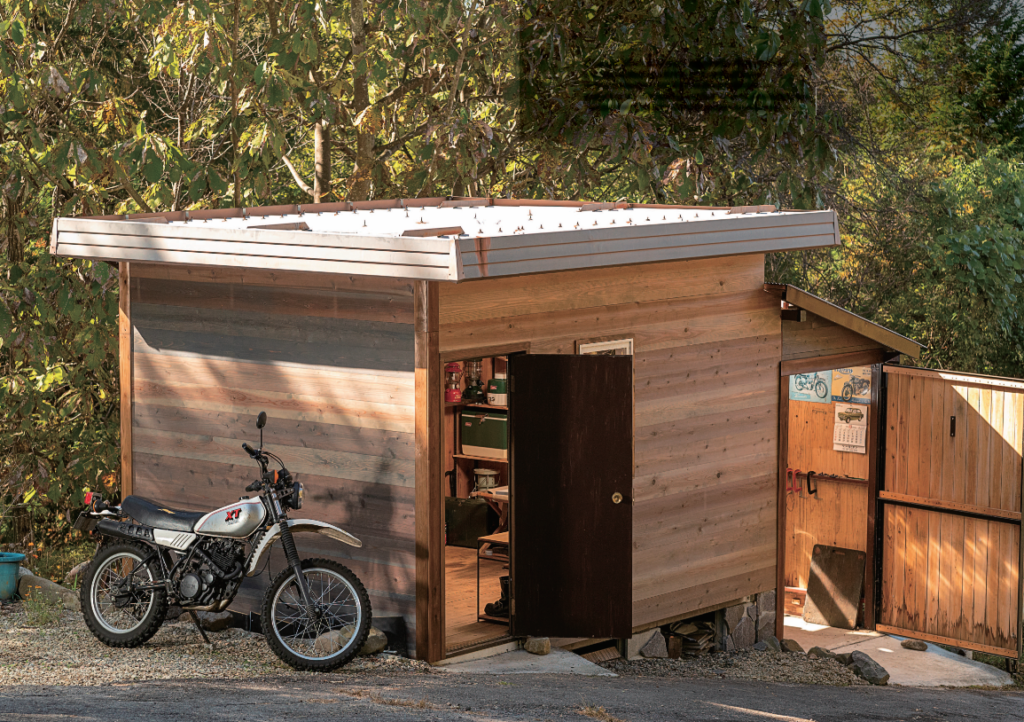 LALALA USA | 壮大な南アルプスを望む小屋と クラシック・バイクのある 