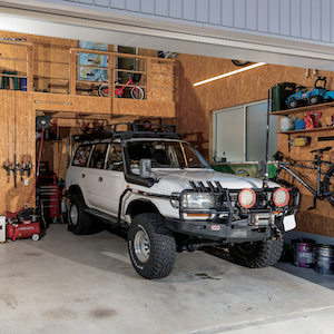 整備・カスタムはもちろん趣味部屋としても 利用できるロフト付きランクル・ガレージ｜Calマガジン-みんなのガレージライフ- VOL03
