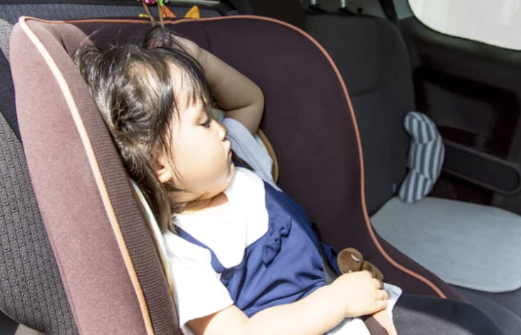 コロナ警察、車の窓を割り、110度の車内に取り残された赤ちゃんを救出（6/26）