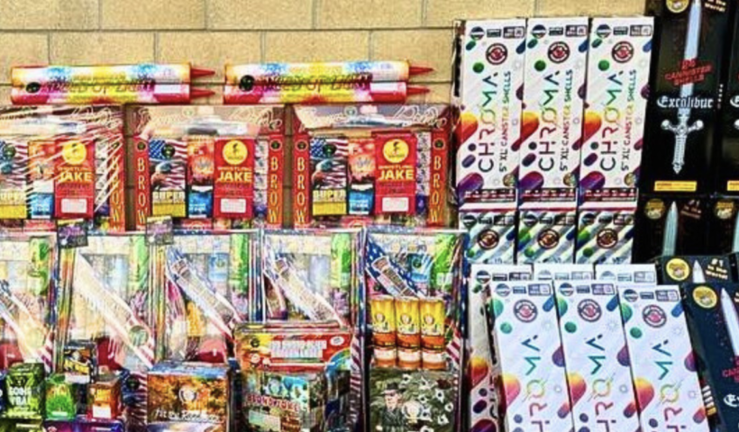 オレンジ郡の取り締まりで1,300ポンドの違法花火、銃、麻薬が押収される（7/1）