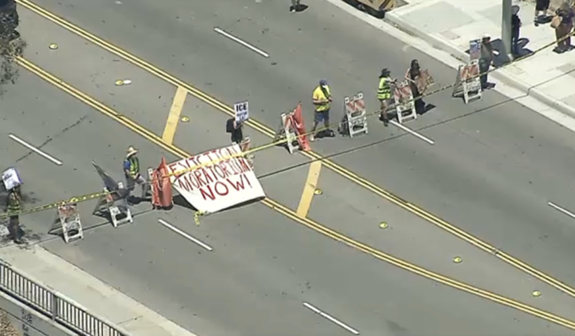 ICE抗議者たち、ダウンタウンLAの「6番街高架橋」を封鎖（7/1）