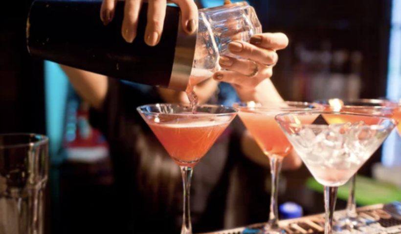 カリフォルニア州のバー、客の要求で飲み物の“フタ“提供へ　薬物投入防止へ新法案（7/2）