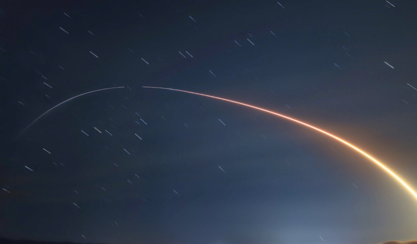 24機の衛星を搭載したSpaceXロケット、南カリフォルニアの空を照らす（8/14）