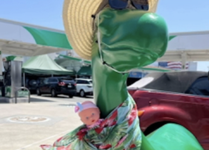 「どうか、訴えないで」というメモが・・・ガソリンスタンドから盗まれた恐竜が無事返却（10/6）